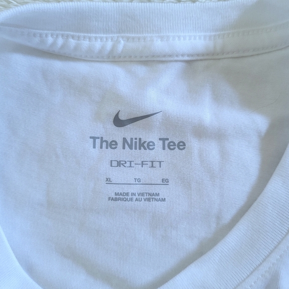 Nike👟 Man♂️ Spinning Basketball on Finger Dri-Fit Graphic Tee👕 - NWT - Picture 5 of 13